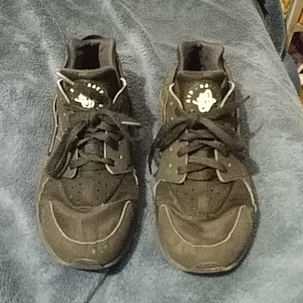 Black Nike Huaraches